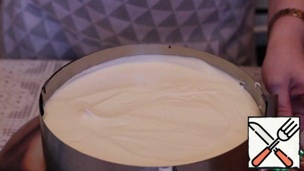 We collect the cake in the form.
1. Put 1 half of the sponge cake on the bottom. Lubricate 1/2 part of the cream.
2. Next, we put 2 half of the sponge cake. Cover with cream, leaving the part on the sides.
3. Put it in the refrigerator for 15 minutes, so that the cream would freeze a little.