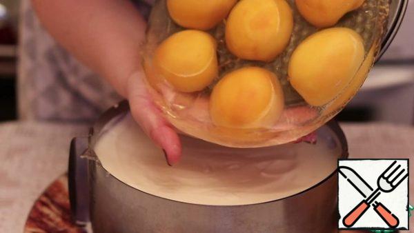 Next, carefully spread the jelly with peaches on the cake. Remove the mold and cover the sides with the remaining cream. Sprinkle the sides with crushed nuts.
We put it in the refrigerator overnight, so that the cake is completely soaked. You can serve it to the table.
