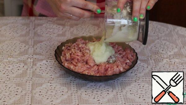 Add salt, pepper, spices, and ground onion to the minced meat. Mix everything thoroughly. The minced meat turns out to be thin.