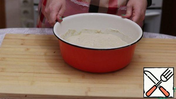 The dough was suitable for 20 minutes. We lubricate our hands with oil and knead it again (not for long). After greasing it with oil, cover it with a towel and set aside to rise for 40 minutes.