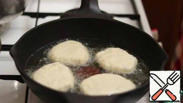 In a frying pan, pour the oil and heat it up strongly. We spread the peremech for roasting in maso with a hole in the bottom. Reduce the heat to medium heat.