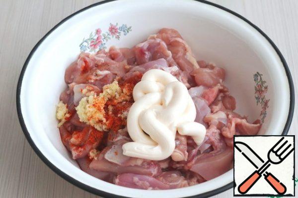In a bowl with the chicken thigh fillet, add the spicy mixture, then add 3 tablespoons with a mound of mayonnaise for baking. Cover the chicken pieces with a spicy mixture and mayonnaise.