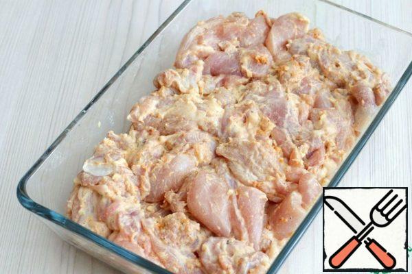 In a baking dish, put the prepared chicken meat and send it to the oven preheated to 180-190C. Bake the dish until tender. Next, turn on the grill and brown the chicken pieces on the grill (optional).