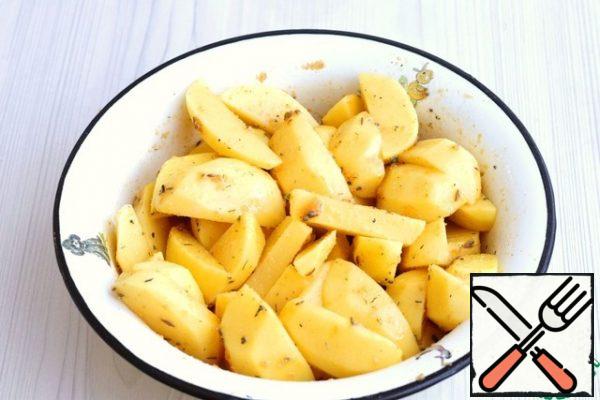 Cut the potatoes into large pieces, add vegetable oil (4 tablespoons), add garlic powder (2 teaspoons), cumin (1 teaspoon), salt to taste, if desired, you can add a special mixture of spices for baking potatoes. 