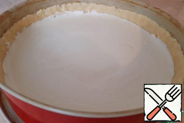 For the filling, it is advisable to rub the cottage cheese through a sieve, mix with condensed milk. But I'm not a fan of such time-consuming processes), so I just add condensed milk to the cottage cheese and mix everything with an immersion blender. In this curd mass, add a spoonful of starch, mix everything and pour it on the dough.