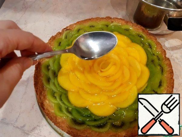 In a saucepan, pour water, dissolve sugar in it, add agar-agar. Boil and cool the solution a little, stirring frequently. If I use canned fruit, I take the syrup from these fruits instead of water and sugar.
We spread the fruits on the cooled tart, fill all the beauty with a solution of agar-agar. If you use agar-agar for the first time, then keep in mind that it sets almost instantly. Do not wait until completely cooled, start using warm. It is better not to pour everything at once, but gradually apply a thin layer on the fruit with a spoon.