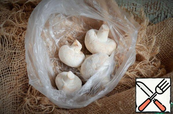Cook hard-boiled eggs in advance. Wash and dry the greens.
To clean the mushrooms, we will use the advice from Nelly.
In the bag, sprinkle the mushrooms with flour (1 tsp), then shake off the flour. Mushrooms are clean and dry.