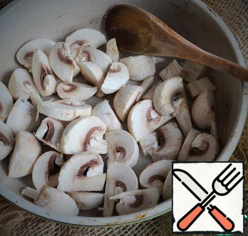 Chop the mushrooms and fry in a dry pan, 5 minutes, medium heat, stirring a couple of times. Cool down.