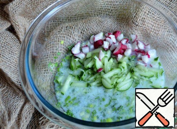 Rinse the pusher with ayran or boiled chilled water. Cut cucumbers and radishes, add to the greens.