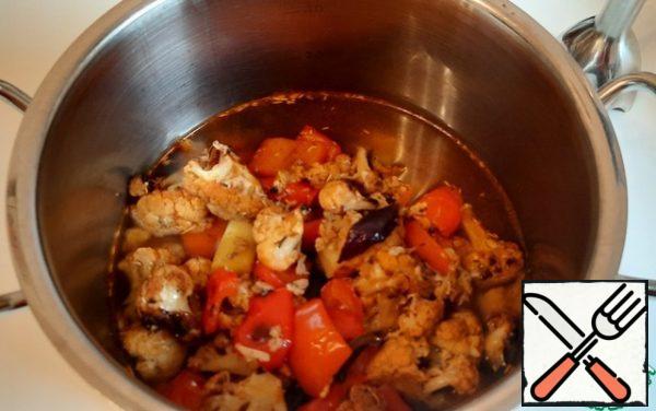 Put the vegetables in a saucepan, add the vegetable broth or water, and puree.
Do not immediately add the entire broth, adjust to your preference.