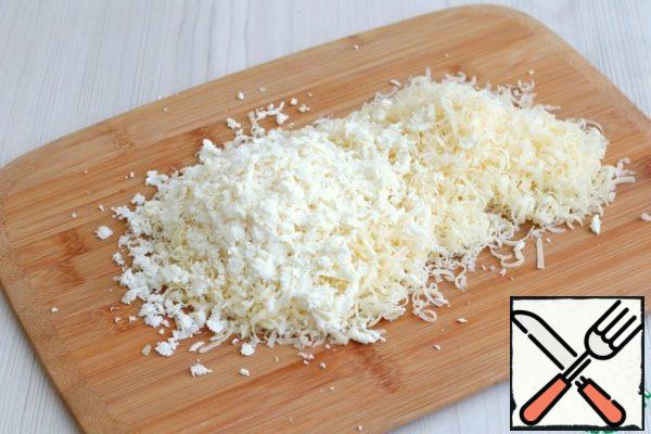 Dutch cheese (200 gr.) and mozzarella (to taste) grate on a medium grater. Mix the cheese mixture.