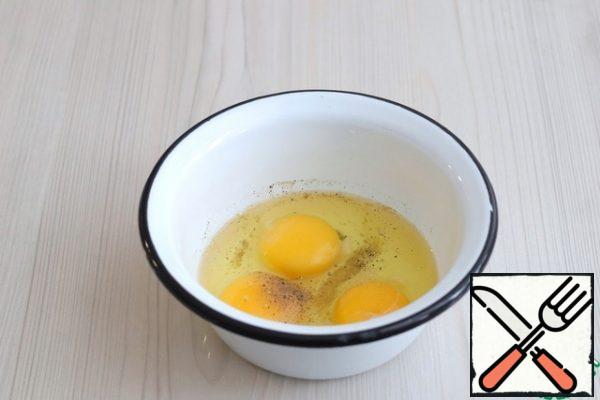 In a bowl, add eggs (3 pcs.), salt and ground white pepper to taste. Beat the mixture with a fork.