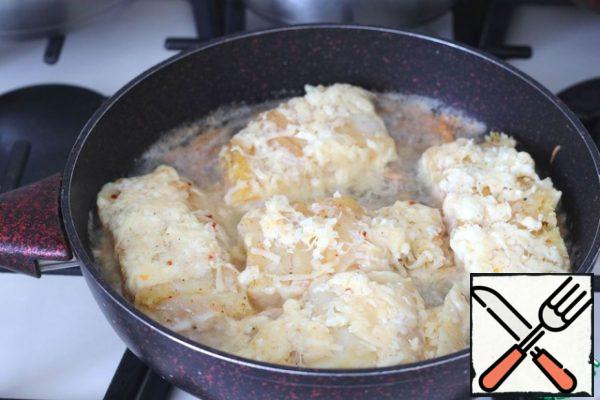 Add vegetable oil to the pan and heat the pan over medium heat. Place the cod fillets in a preheated frying pan.
