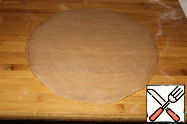Cut out a circle with a diameter of 32 cm from the parchment.