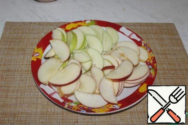 Cut the apples into slices.