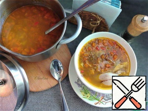 We pour fresh, just cooked. We spread the pieces of boiled chicken in the soup and pepper it with freshly ground black pepper. It can be red burning.