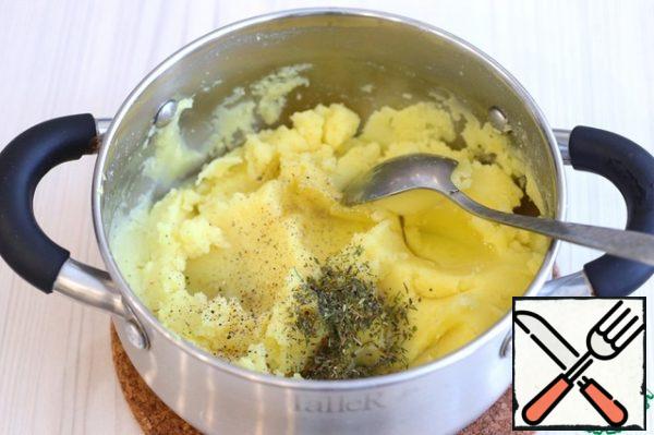 Boil potatoes (5 pcs.) in salted water until tender. Then drain the water completely. Puree the boiled potatoes, add a mixture of dried herbs (parsley, dill, basil) to the hot mashed potatoes and cool slightly, add ground black pepper to taste.
