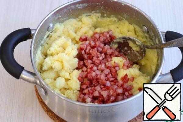 In the prepared mashed potatoes, add the fried ham cubes. Mix the potato mixture well again.