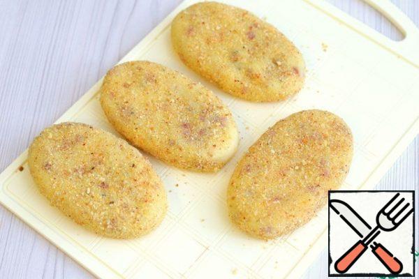 Put the cutlets in a baking dish, add 1 tablespoon of vegetable oil and send it to a well-heated oven and lightly bake the dish for 3-5 minutes. Then turn on the grill and brown the top layer of the cutlets on the grill until an appetizing crust.