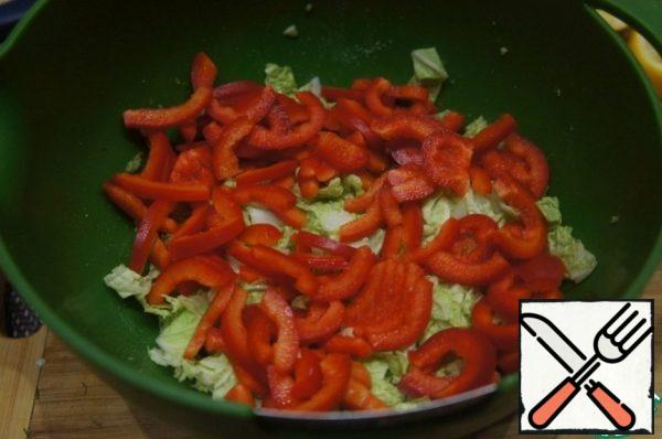 Finely chop the cabbage, add a little salt and lightly mash it with your hands.
Add the chopped bell pepper.