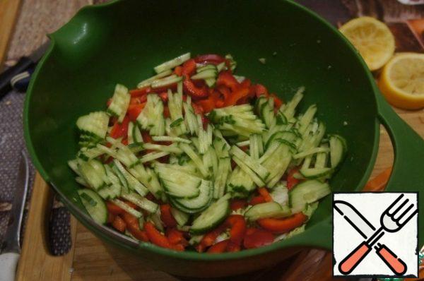 Cut the cucumber and apple into strips. Sprinkle the apple with lemon juice and add everything to the bowl with the salad.