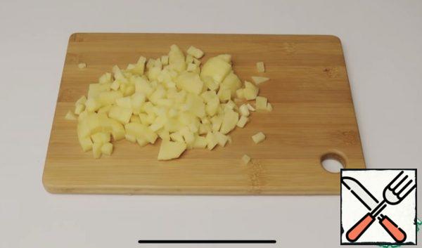 Cut the potatoes into cubes.