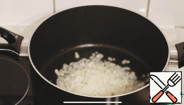 In a preheated cauldron with oil, we send the onion to fry until golden brown.