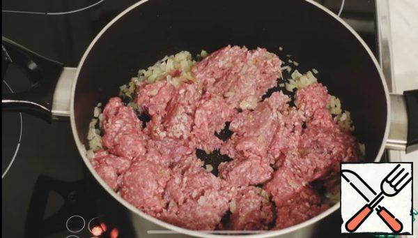 Then add the minced meat, fry well.