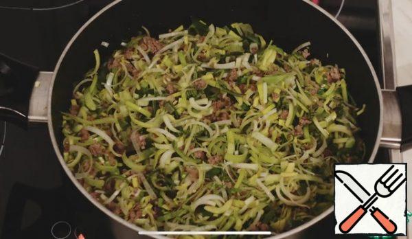 Then add the leek, and squeeze out a clove of garlic, fry everything well.