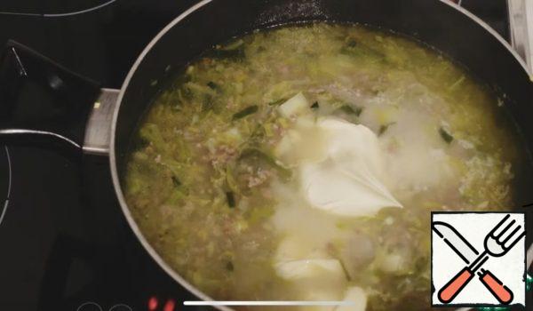 Add the melted cheese, mix well, salt, pepper and bring to taste.
