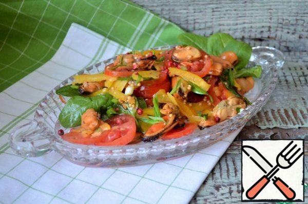 Mix the salad, transfer to a platter, season with pink pepper.