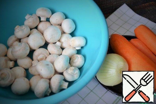 Wash the mushrooms. dry it. It is better to take the smallest mushrooms. Peel the vegetables.