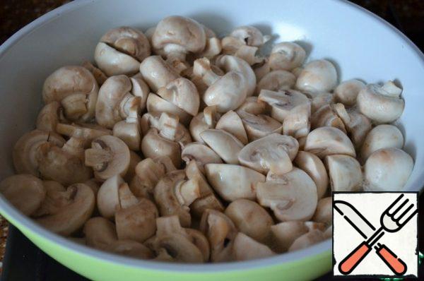 If necessary, cut the mushrooms. Put the mushrooms in a dry preheated frying pan, carefully pour in the vinegar, simmer for 5 minutes, stirring, medium heat. Adding vinegar to prevent the mushrooms from darkening.