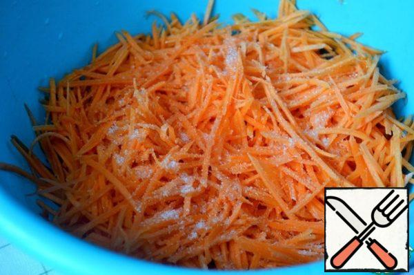 Grate the carrots on a Korean grater or cut into thin strips, add sugar ( pay attention to the sweetness of the carrots) and salt, lightly rub with your hands.