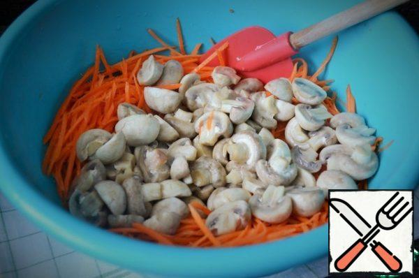 Transfer the hot mushrooms to the carrots.