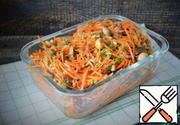Transfer to a convenient storage container and refrigerate for infusing. The salad is ready in 1-2 hours, but after a day it becomes much tastier.
Lettuce leaves will turn out a lot, 1.2 kg., but it is perfectly stored for up to a week.