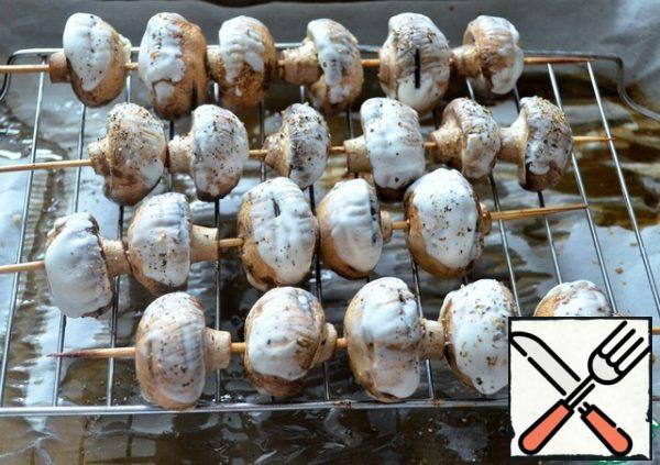 Bake for 10 minutes, 180 degrees. Then turn over, re-lubricate and another 5 minutes, 200 degrees.