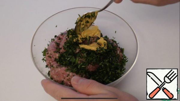 Add the minced meat, chopped parsley, a teaspoon of Dijon mustard, mix everything well.