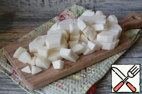 Peel the daikon and cut it into cubes.