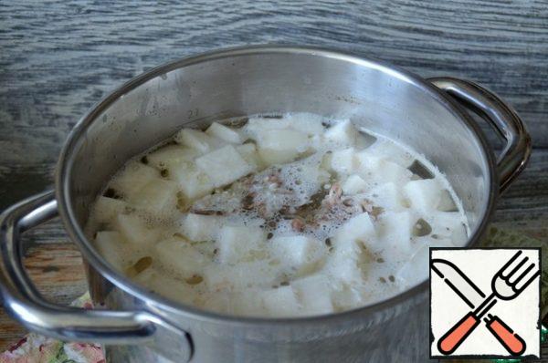 In 2.5 liters broth, add daikon, washed rice, cook for 15 minutes, add a little salt.