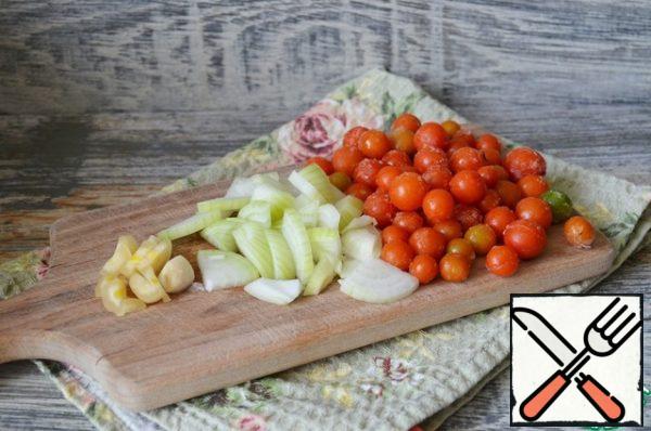 Prepare the vegetables : peel the onion and garlic, chop.