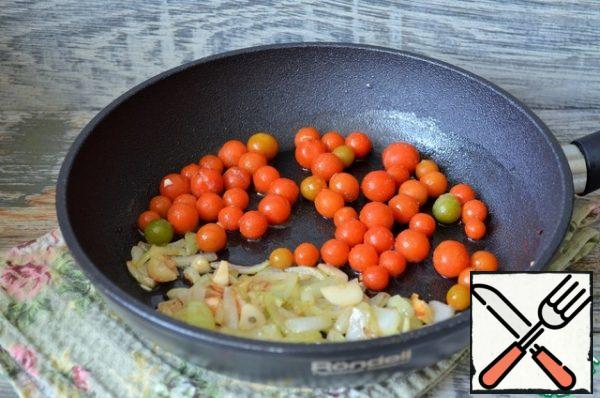In the oil, fry the onion and garlic, 3-4 minutes, medium heat. Add the tomatoes and fry for 3 minutes.