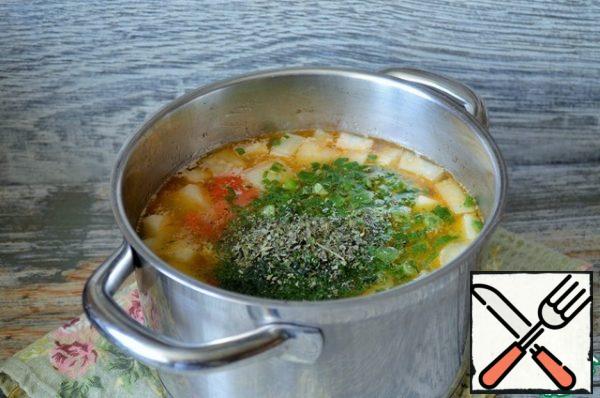 In the soup, add the roast, chopped herbs, dried mint, cook until the rice is ready, add the bay leaf, bring salt to taste. Allow 1o minutes to infuse, remove the bay leaf.