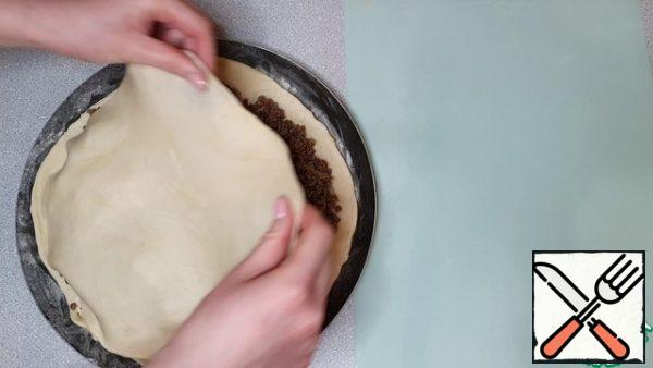 In a preheated frying pan (without oil), spread the pie seam down and cover the top with a lid. Cook over low heat. When a crust forms from the bottom, after about 12-15 minutes. (see that it does not burn), turn it over with a spatula. 
