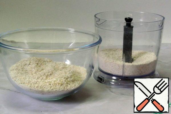 Pour the oat flakes into the bowl of a blender and grind. Add milk, water, or mineral water to the oatmeal crumbs. You can add a little salt. Add baking powder. Pour in 1 tablespoon of vegetable oil. Mix well.