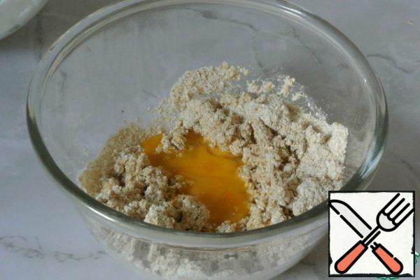 Add the yolks to the dough and mix thoroughly.