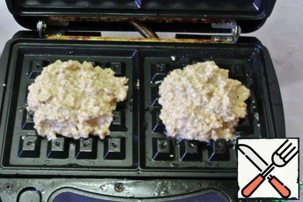 Spread 1.5 tablespoons of dough on the panel of the multi-baker "Viennese waffles".