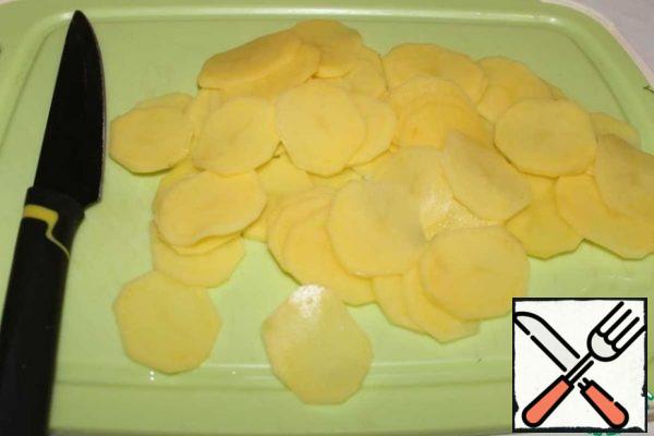 Cut the potatoes into 1 mm thick slices.