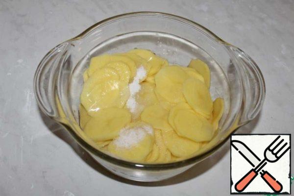 Transfer to a cup, salt and pour vegetable oil. Mix well and leave for 15 minutes.