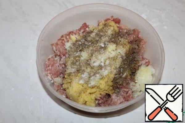 In the minced meat, add the onion, chopped in a blender and chopped in a blender tips from sliced potato slices. Salt and pepper.
